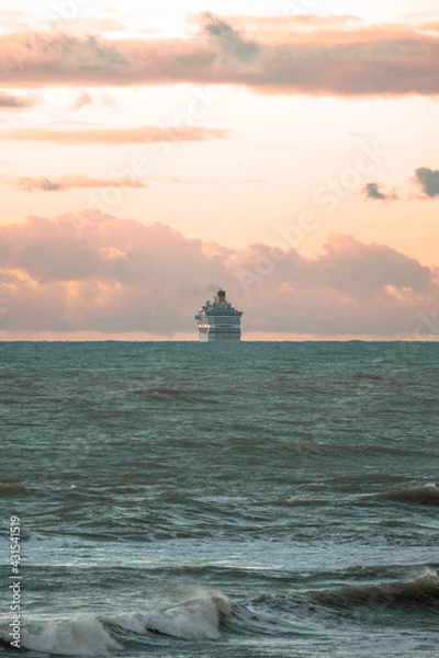 Obraz A cruise ship at sunset