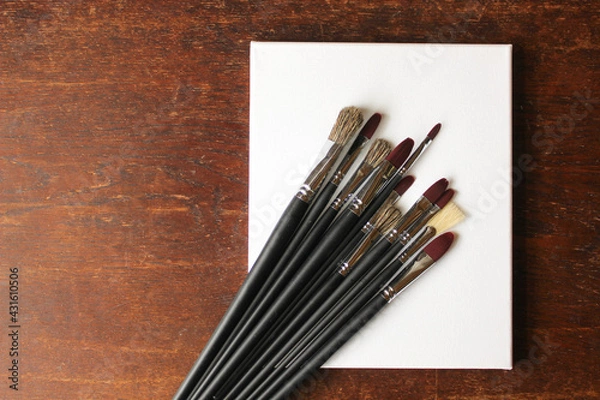 Fototapeta キャンバスと絵筆のイメージ