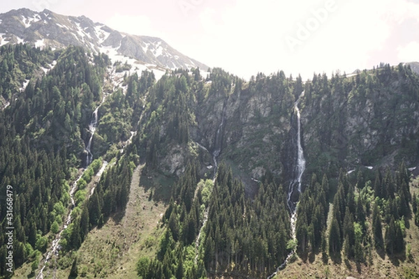 Fototapeta Bergpanorama mit Wasserfall