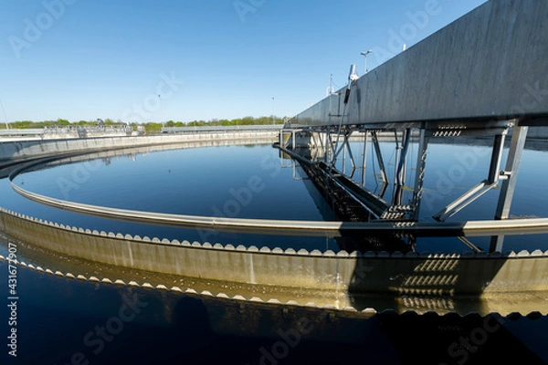 Fototapeta Nachklärbecken in der Kläranlage, mit Wasser Überlauf und Räumer, nachhaltiger Wasserkreislauf.