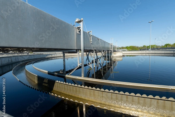 Fototapeta Nachklärbecken in der Kläranlage, mit Wasser Überlauf und Räumer, nachhaltiger Wasserkreislauf.