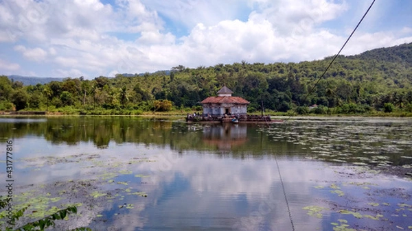 Obraz Varanga lake (kere) Basadi, A beautiful jain temple in the middle of lake at Varanga Jain Math Road, Varanga, Karnataka 574108, India