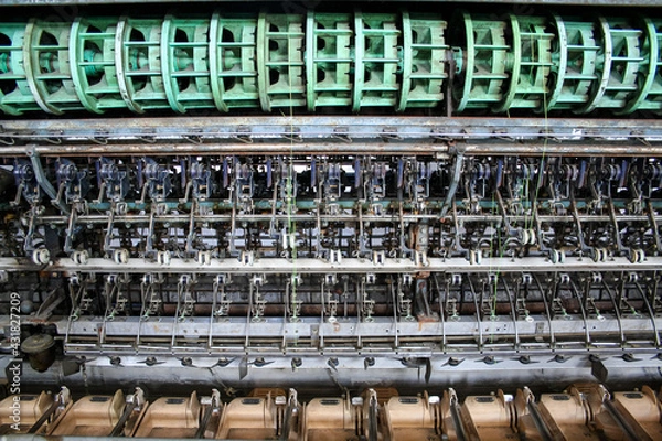 Obraz 世界遺産の製糸工場の古い繰糸機（富岡市・群馬）