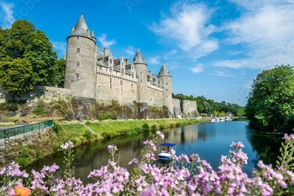 Fototapeta Josselin, cité de caractère et village fleuri, baigné par la rivière l'Oust, se situe dans la Morbihan en Bretagne.	