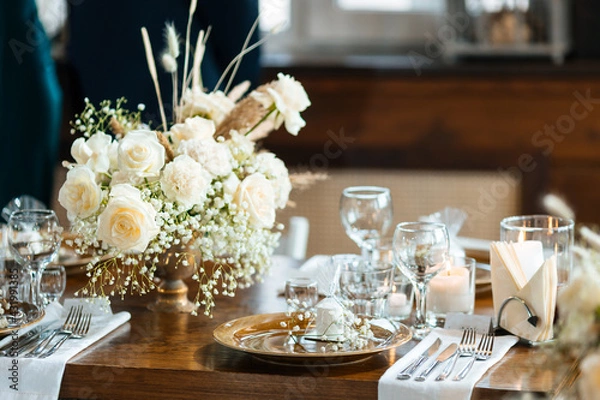 Fototapeta Marshmallow bonbonniere on a brown plate with a branch of gypsophila. The concept of wedding decor in the winter season. Glass goblets and table setting. Selected focus and blurred background