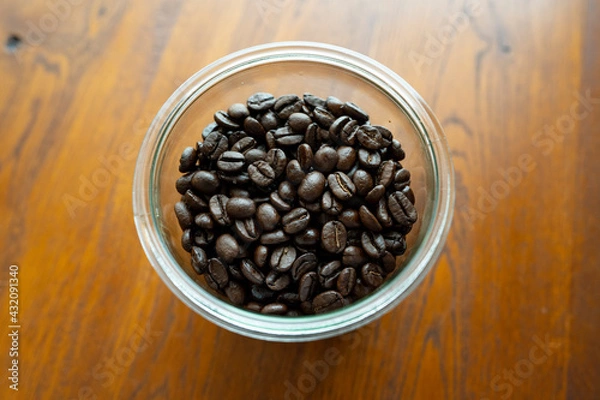 Fototapeta 木のテーブルの上に置いた瓶に入ってるコーヒー豆