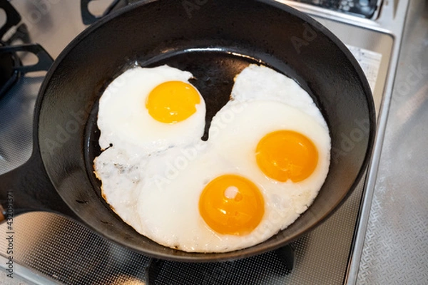 Fototapeta フライパンで調理している目玉焼き