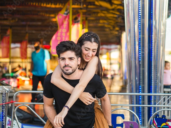 Fototapeta Pareja disfrutando de sus vacaciones de verano en España