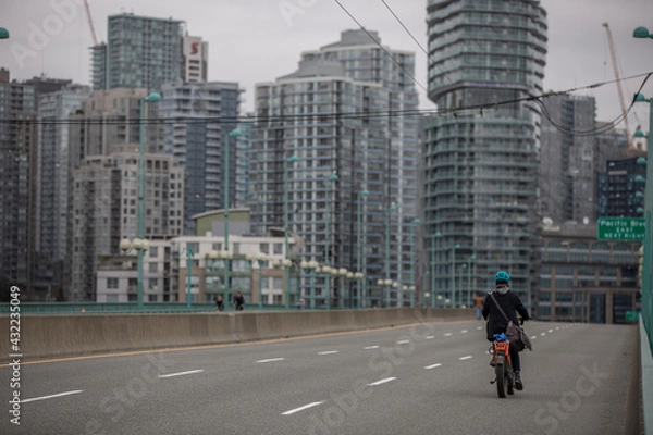 Obraz 自転車に乗ってダウンタウンへ向かう１人の男性