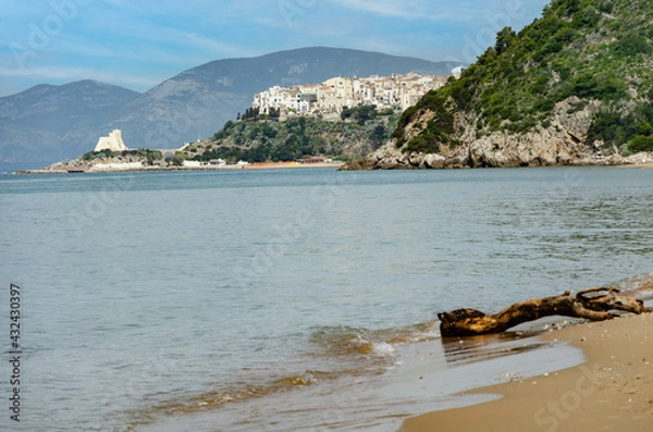 Obraz Unusual view of Sperlonga from Bazzano beach