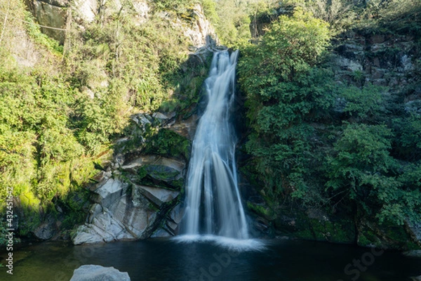 Obraz large waterfall between the mountains