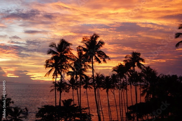 Fototapeta 夕焼けに染まるロンボク島のビーチ