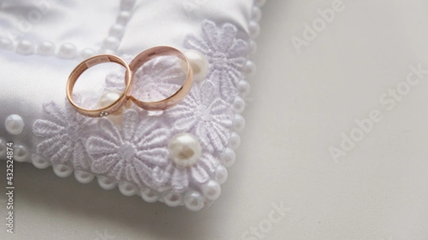 Obraz Beautiful golden wedding rings lying on top of each other, close-up.
