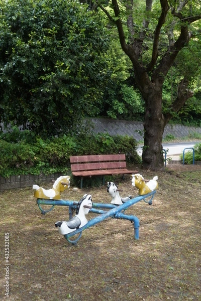 Obraz 初夏の日差しの下、新緑と公園の遊具