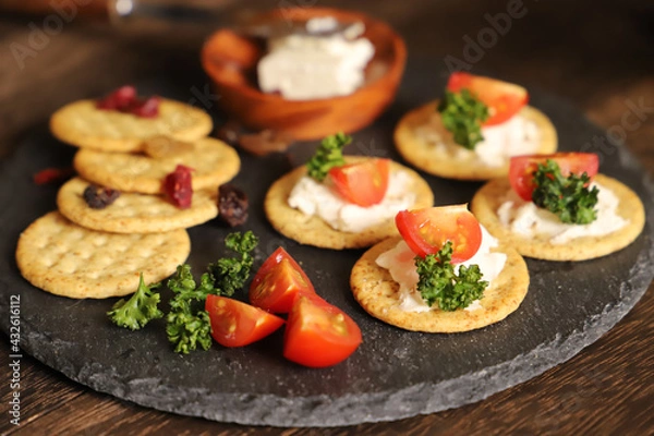 Obraz クラッカーとトマト、パセリ、クリームチーズのオードブル　おつまみ