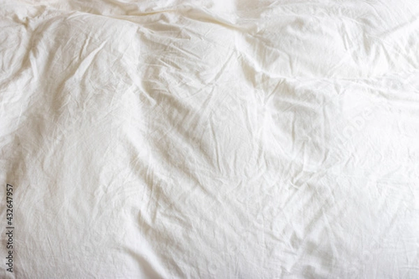 Fototapeta 皺だらけ白い掛け布団の背景素材