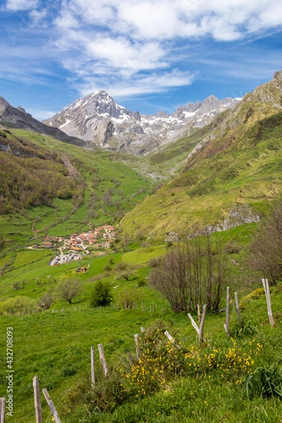 Fototapeta The town of Tuiza is located in the Natural Park of Las Ubiñas-La Mesa. Behind it stands the imposing Peña Ubiña with its 2417 m high.