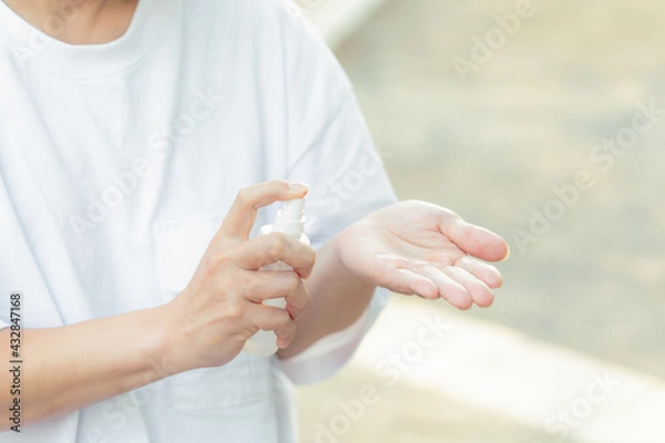 Fototapeta アルコール消毒する人