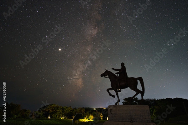 Obraz 和歌山県串本町 樫野埼灯台の満天の星空