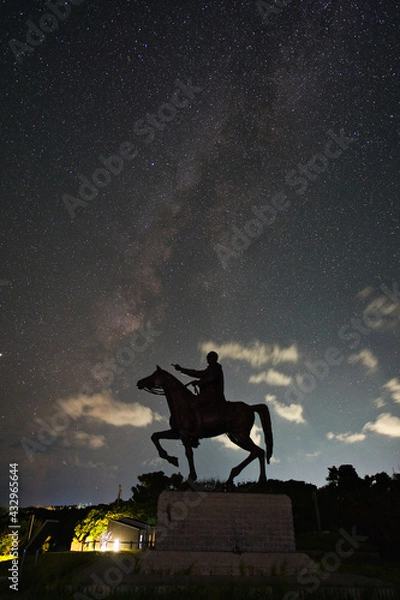 Fototapeta 和歌山県串本町 樫野埼灯台の満天の星空