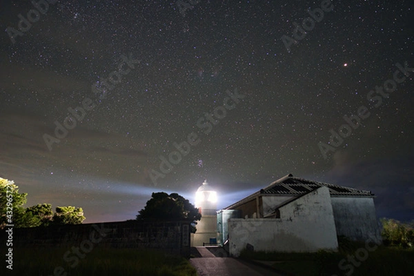 Fototapeta 和歌山県串本町 樫野埼灯台の星空