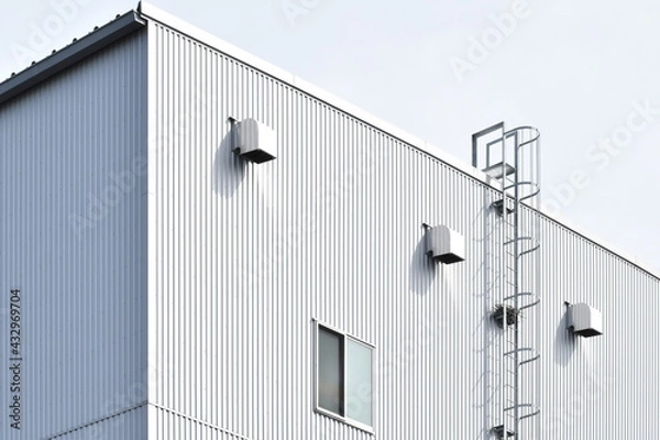Obraz 銀色の金属で出来た工場の倉庫の外壁と屋根