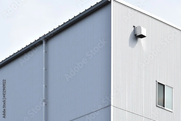 Obraz 銀色の金属で出来た工場の倉庫の外壁と屋根