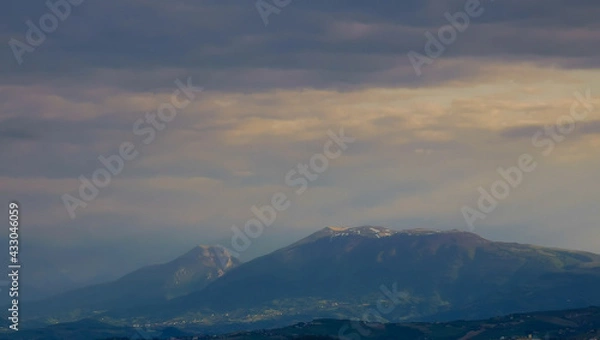 Obraz Montagne dell’Appennino valli e collinne tra nuvole foschia e sole al tramonto