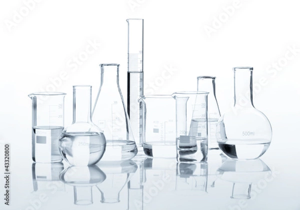 Obraz Zestaw klasycznych kolb laboratoryjnych z przezroczystym płynem, izolowany