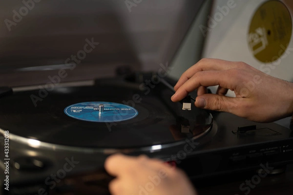 Obraz manual placement of turntable head on vinyl