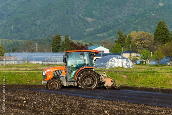 Obraz トラクターでの代掻き作業（田掻き）　農業　水田　稲　農家