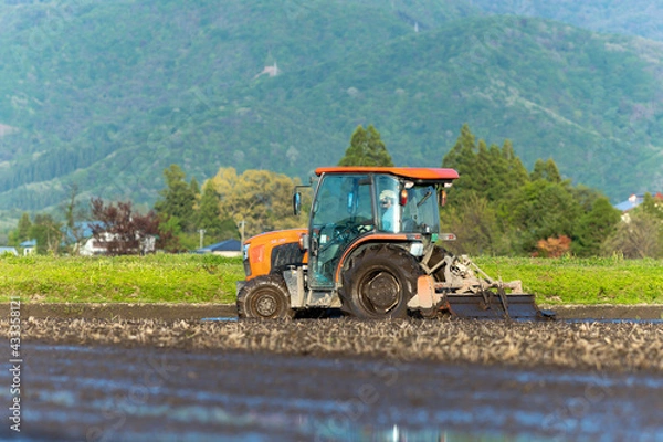 Obraz トラクターでの代掻き作業（田掻き）　農業　水田　稲　農家