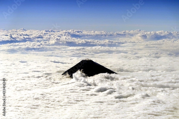 Obraz 一面の荒々しい雲海から頭を出す富士山