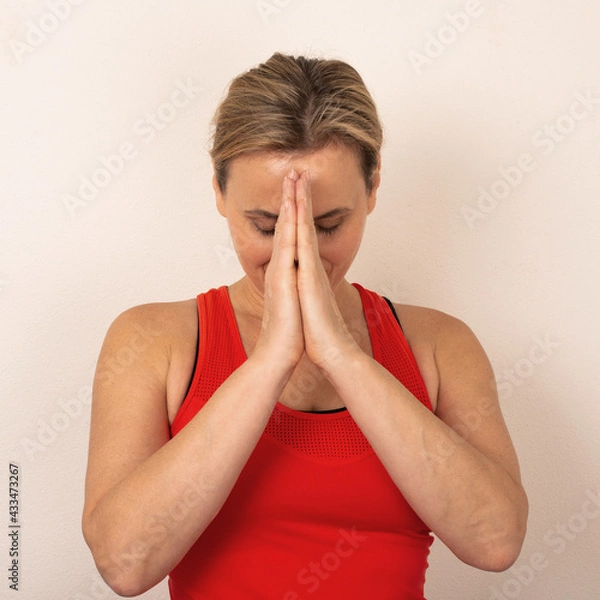 Fototapeta Praktykująca joga kobieta w modlitwie.