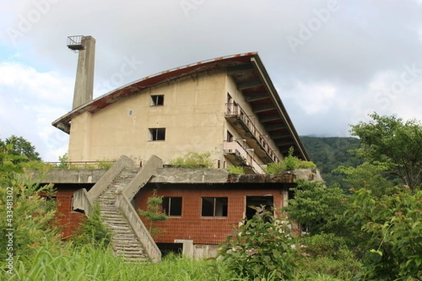 Fototapeta 福島県の心霊スポットの横向ロッジ