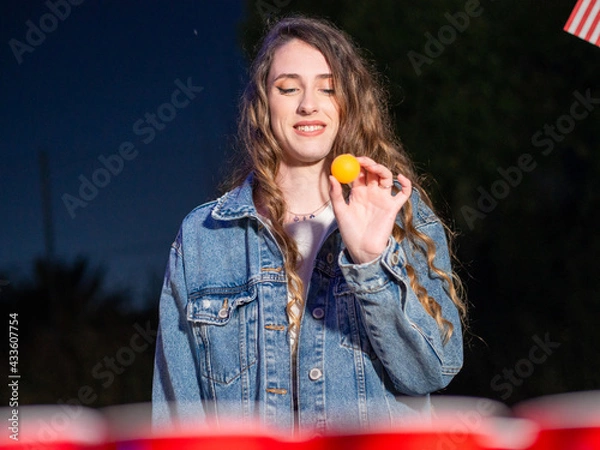 Fototapeta Mujer joven jugando a beer pong