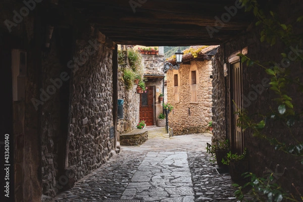 Fototapeta Vallejos oscuro en Potes, Cantabria