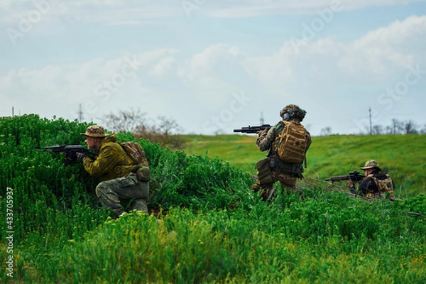 Obraz The soldiers hiding behind the hill are fighting