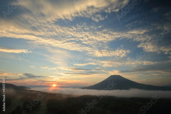 Obraz 羊蹄山の麓の雲海と日の出