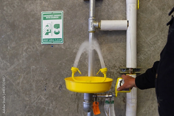 Fototapeta eyewash spraying water
