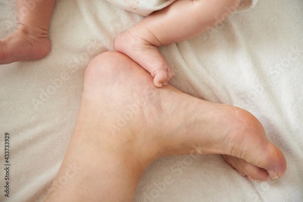 Fototapeta 赤ちゃんの足