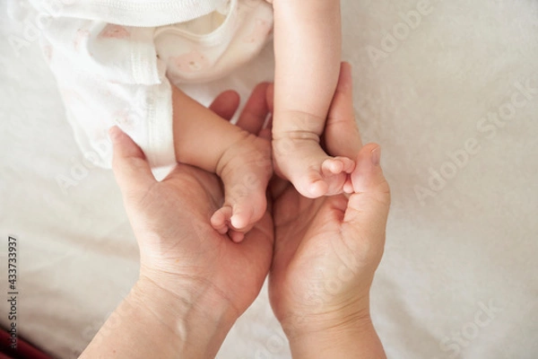 Fototapeta 赤ちゃんの足