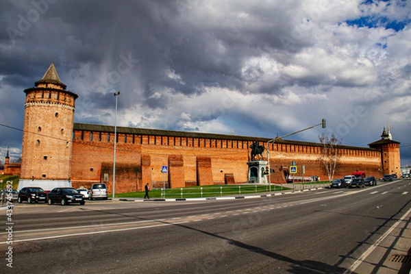 Fototapeta The beautifully preserved fragment of the rampart and towers of the Kolomna Kremlin in Moscow Oblast in Russia