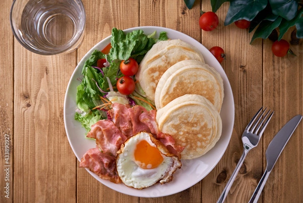 Obraz 休日の朝にゆったり楽しむカフェ風パンケーキセット