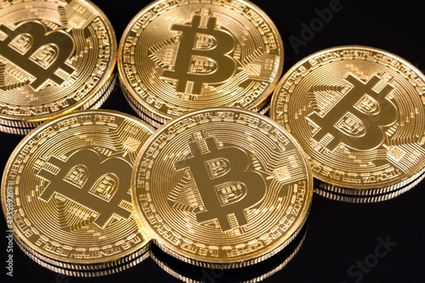 Fototapeta Cryptomonnaies : Pièces de Bitcoin sur fond noir