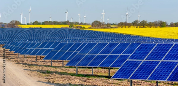 Obraz Windkrafträder und Solarmodule in einem Rapsfeld