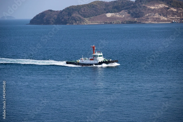 Obraz 山口県大島大橋、大島を横切る小型船。