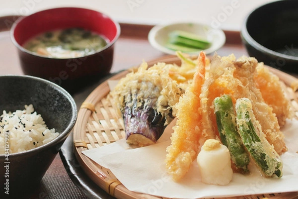Fototapeta カラッと揚がったボリュームたっぷりの天ぷら定食
