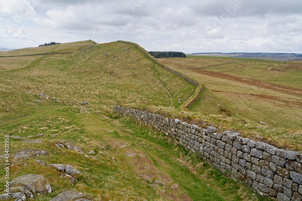Fototapeta Following the path of Hadrians Wall over the hills of Northumbria