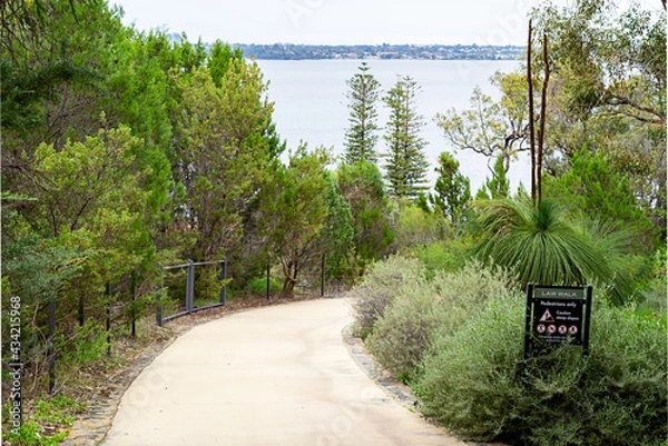 Obraz Law Walk in Kings Park is an urban bushland trail. It is a 2.5 km loop walk that provides visitors with scenic views of the Swan River and a unique insight into biodiversity along the Mount Eliza